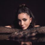 Öykü Gürman Instagram - Bu gece #acıyıbırak Hadi bir kenara at Gülmek çok yakışıyor inan sana Bir ömür ağlasa da bir ömür sızlasa da Kader yine dost olmaz o insana Sende derdini gizle Kimse görmesin diye Hayatla birazda barışmaya bak Hayat geçer gün geçer Ömrün olmasın heder Bütün geçmişi unut ateşte yak Dert etme olup biteni Her güne şükretmek gerek Giden kaldı yarı yolda Yola devam etmek gerek Gönlünü alan sevgili Hayatına girse ne hoş Sana kollarını değil Yüreğini açana koş #acıyıbırak #yenisarkı #yenitekli #newsingle #pop @pasajmuzik #pasajmüzik Photography: @burakelmali Styling: @giodevdariani @sevaybek Makeup: @tugbagazanfer @cerengavasoglu Hair: @batuhangelisli @cengizakdumann @batuhangelislihairstudio Klip: @imrehaydaroglu