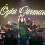 Öykü Gürman Instagram - #sahne #konser 💫 #ankara #mersin #diyarbakir #bursa #mudanya #ordu #erdek #fatsa #rize #çeşme #bodrum #muğla #izmir #erdek #manisa #ısparta #iskenderun #adana #antep #urfa @gungorkahraman_official @tutkucan80 @halil.kabacii17 @taner_keser @ritmik_evren @salihyasargunes @erenburunlu @tcirfanbabacan @ozancanslrvn @fatmaatalay1 @erginsasmazz @tuuubiiis @10uroz #ekipcandır❤ onlar böyle arkamda, yanımda dağ gibi durmasa, böyle güzel bir ekip ruhuyla bir arada olup müziği hissetmese olmazdı… iyi ki varlar, iyi ki #sarkılarizbırakır #iyiniyetligüzelinsanlara #iyiinsanlarbiriktirin niyeti iyi olmayanın bizimle yol yürümesi zor. @mustfaktasss 📸📸📸 #photography çok teşekkürler fotoğraflar için.
