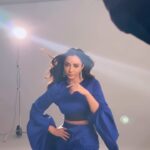 Öykü Gürman Instagram - Yeni şarkı için geri sayım başladı. 🧿💙🦋 🐞 @pasajmuzik “dert etme” (acıyı bırak) #newsingle #tekli #yenişarkı Tüm ekibe teşekkür ederim. İyi ki varsınız💫 Photo shooting :@burakelmali 🙏🏼 Styling :@giodevdariani Hair: @batuhangelislihairstudio @cengizakdumann @batuhangelisli Makeup : @tugbagazanfer @cerengavasoglu Video clip (director): @imrehaydaroglu 🙏🏼🧿💃🏻🎈 Basın(Pr) : @emreduymazz @fatihicmeli @10uroz @tuuubiiis