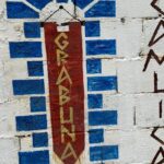 Öykü Gürman Instagram - “Grabuna” (Çamlıca) köyünde ufak mini minnoş bir gezinti yaptık . @erginkilikcier sevgili Ergin’e,Tahir ağabey’e ve Ahmet amcaya teşekkür ederim. Kelebeklerim ve uğur böceklerim karşıladı beni yine. 🦋🐞🦋🐞Eski sinemayı görünce çok duygulandım. Ahmet amca’nın çok hikayesi var🙏🏼☺️ Mutlaka ziyaret edip dinlemelisiniz.Tahir ağabey ve ailesinin yaptıkları çok kıymetli Grabuna için. Hayvan dostlarımıza veteriner hekim gelip bir baksa ne şahane olur diye düşünmedim değil. Belki Keşan’da gönüllü bir veteriner hekim bu mesajımı görür. Hasta olan canlarımızı iyileştirir,bakar, biz elimizden geldiğince set ekibi olarak besledik,ilgilendik ama yarası olanlar var. 😔 @bahtiyarenginofficial Bahtiyar ağabey’ciğim sağolsun o da çokca mama almış. Hepsini doyurduk.Tüm ekip olarak çok mutlu olduk. Desteğinizi esirgemezseniz çok memnun oluruz. @kesanbelediyesi Grabuna (Çamlıca) köyü misafirperverliğiyle,sanatseverleriyle,tarihiyle, kültürüyle,doğasıyla, güleryüzlü, samimi insanlarıyla çok çok çok değerli. İyi ki kesişti yollarımız. #grabuna #camlıcaköyü #keşan Mezide teyzem, Sinoş ve Nurtiş’i sevmelere doyamam. 🙏🏼☺️❤️ Pırasa böreği ve Keki yine isterim, isterim de isterim. #hayirliramazanlar🙏 Ellerinize,ruhunuza, emeklerinize sağlık. @sinem.tnmz @tinmaznurten @mezide22