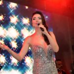 Öykü Gürman Instagram - #yeniyıl #happynewyear #2023 #sahne #konser sağlıklı,huzurlu,bereketli,şahane bir yıl olsun hepimiz için🎄💃🏻❤️🙏🏼🙌🏼🧿😌👑💫 müzisyen arkadaşlarıma, ekibime sevgili menajerim @10uroz Onur Özkan’a , güzel kalplim @tuuubiiis Tuğba’ya, emeği geçen herkese çok teşekkür ederim❤️🙏🏼💃🏻🙌🏼 #mutluyıllar🎉 ❤️🎄💃🏻😘🙏🏼 Elbise : @hasanaltin_official Saç: @g.r.k.m_you Makyaj: @afyonmakeupartist Gamze❤️ @canboz_makeup @cemcolak.hair_designer @mustin_makeupartist Fotoğraf: @gokhanbursalioglu