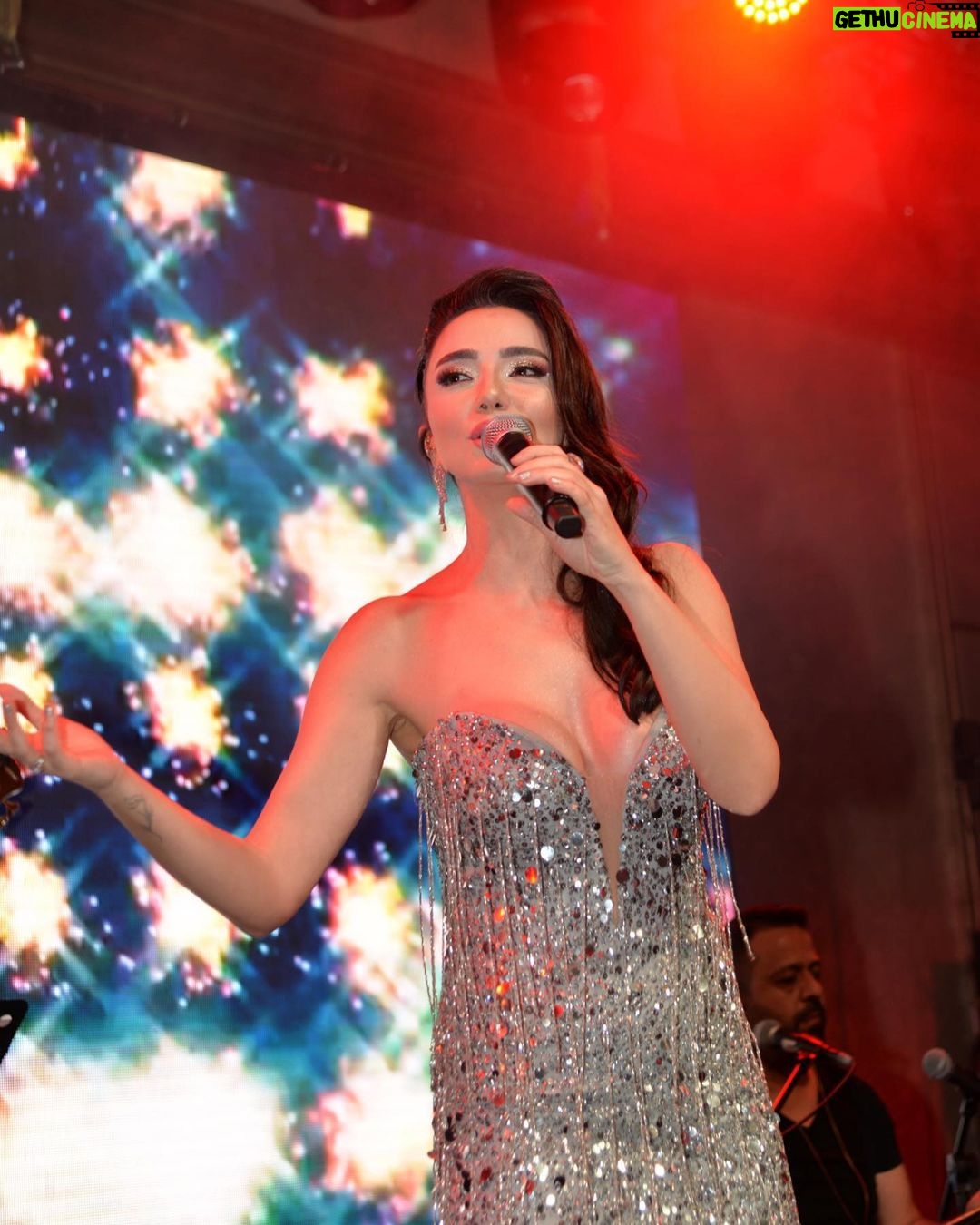 Öykü Gürman - 30.5K Likes - #yeniyıl #happynewyear #2023
#sahne #konser sağlıklı,huzurlu,bereketli,şahane bir yıl olsun hepimiz için🎄💃🏻❤️🙏🏼🙌🏼🧿😌👑💫 müzisyen arkadaşlarıma, ekibime sevgili menajerim @10uroz Onur Özkan’a , güzel kalplim @tuuubiiis Tuğba’ya, emeği geçen herkese çok teşekkür ederim❤️🙏🏼💃🏻🙌🏼 #mutluyıllar🎉 ❤️🎄💃🏻😘🙏🏼
Elbise : @hasanaltin_official
Saç: @g.r.k.m_you
Makyaj: @afyonmakeupartist Gamze❤️
@canboz_makeup @cemcolak.hair_designer @mustin_makeupartist
Fotoğraf: @gokhanbursalioglu