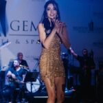 Öykü Gürman Instagram - Yüreğimiz kıymet bilene emanet. #çokşükür🙏 #sahne #konser #müzik @tuuubiiis @10uroz Elbise : @hasanaltin_official 🌟👑🏅 #photography @burakk.photography