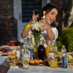 Öykü Gürman Instagram - Yeni şarkımın klibinde beni yalnız bırakmayan #juss #meyvesuyularına #teşekkürederim #acbijussicbijuss #klipçekimi #meyvesuyu 🎤🎧🎼 🍍🍓🍏🍒🍉🍇🫐🍋🧃🧃🧃#jussailesi #newsingle #jusslandukyengem #hulusioguz @enes_orer @jussmeyvesuyu @osmannurioguzz @fatihicmeli #yenişarkıyakında #acıyıbırak #dertetme #yenitekli #müzik #flamenco #pop #art #sarkı 23 haziranda tüm dijital platformlarda “ #acıyıbırak “ @netdmuzik #youtube @youtubemusic @spotifyturkiye #spotify