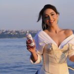 Öykü Gürman Instagram - Yeni şarkımın klibinde beni yalnız bırakmayan #juss #meyvesuyularına #teşekkürederim #acbijussicbijuss #klipçekimi #meyvesuyu 🎤🎧🎼 🍍🍓🍏🍒🍉🍇🫐🍋🧃🧃🧃#jussailesi #newsingle #jusslandukyengem #hulusioguz @enes_orer @jussmeyvesuyu @osmannurioguzz @fatihicmeli #yenişarkıyakında #acıyıbırak #dertetme #yenitekli #müzik #flamenco #pop #art #sarkı 23 haziranda tüm dijital platformlarda “ #acıyıbırak “ @netdmuzik #youtube @youtubemusic @spotifyturkiye #spotify