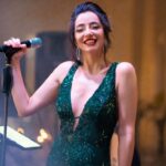 Öykü Gürman Instagram - #sahne #konser 💫 #ankara #mersin #diyarbakir #bursa #mudanya #ordu #erdek #fatsa #rize #çeşme #bodrum #muğla #izmir #erdek #manisa #ısparta #iskenderun #adana #antep #urfa @gungorkahraman_official @tutkucan80 @halil.kabacii17 @taner_keser @ritmik_evren @salihyasargunes @erenburunlu @tcirfanbabacan @ozancanslrvn @fatmaatalay1 @erginsasmazz @tuuubiiis @10uroz #ekipcandır❤ onlar böyle arkamda, yanımda dağ gibi durmasa, böyle güzel bir ekip ruhuyla bir arada olup müziği hissetmese olmazdı… iyi ki varlar, iyi ki #sarkılarizbırakır #iyiniyetligüzelinsanlara #iyiinsanlarbiriktirin niyeti iyi olmayanın bizimle yol yürümesi zor. @mustfaktasss 📸📸📸 #photography çok teşekkürler fotoğraflar için.