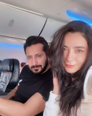Öykü Gürman Instagram - Severek,sevilerek kıymet bulmak ne güzel. Ömrün hep sağlıkla,güzelliklerle,
mutluluklarla geçsin dilerim. Dualarım seninle. İyi ki varsın🙏🏼❤️ can yoldaşım,arkadaşım, dostum, sevgilim,ruh eşim doğumgünün kutlu olsun,herşey gönlünce olsun. Allah yolunu açık etsin daima… @fatihicmeli 
🙏🏼🧿💃🏻🎈🖤❤️ #maşallah 
seni çok seviyorum😘 #nisan28 #doğumgünü #happybirthday 🎁🎂🥳 #fatihicmeli