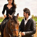 Öykü Gürman Instagram - Allahım, ne güzel şey bu dost yüzü! İnsanın kalbine dolan bu bakış! Ey çorak ruhlara veren bu süsü, Ey gönül, sana alkış, alkış, alkış! Gel dostum, yanıma otur, dizime Koy sıcak başını. Konuşmayalım, Bakışalım yalnız. Cevap ver: Sevdin mi beni bakalım? Doru🤍🐎🐴🐎🐴🫶🏼 Bu günü güzel dostluklarla, muhabbetle geçirmemize olanak sağlayan @cekirdekyapimproduksiyon ailesine @saros_binicilik ekibine çok teşekkür ederim. Ne güzel karşıladınız bizi. @erginkilikcier Ergin’ciğim ne güzel arkadaşlıklar edindik bugün. Emeklerinin,iyi niyetinin karşılığını her daim alman dileğiyle… Sevgili yönetmenimiz @tolgasavu tüm oyuncu arkadaşlarım,set ekibimiz hepiniz iyi ki varsınız. “Grabuna” köyü tüm bu güzel enerjilerle sarmalandı.Keyfimiz daim olsun🧡 Uğur böcekleri, kelebekler kalbinize dokunsun. 🐞🦋🐞🦋 @fatihicmeli @nesrinnamal @alkanserra @cekirdekyapimproduksiyon @grabunafilm @saros_binicilik @erginkilikcier @sirsizayna @ramizmullamusa @bahtiyarenginofficial @rkaanyilmaz @sedaayzc @fuatkurtoglu @tolgasavu @serkangulguler @hakanakguntr @atiferdoganofficial @mehtapbayri @ozlemgezginn @masaladnansaglam @allitemel @fethigulenyuz @byyusufuz @denizdgannn Fotoğraflar @gulsah.citak 📸 #photography #sinema #film #movie #película #art #cinema #grabunafilm #keşan #çamlıcaköyü #grabuna Izzetiye Köyü Keşan