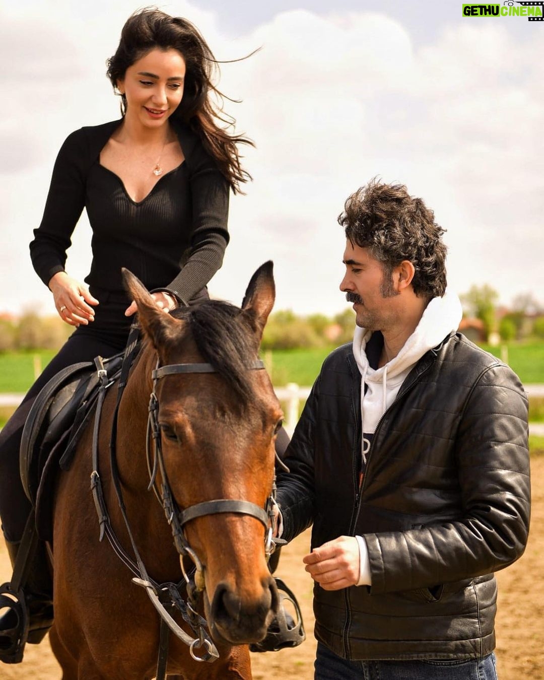 Öykü Gürman - 39.2K Likes - Allahım, ne güzel şey bu dost yüzü!
İnsanın kalbine dolan bu bakış!
Ey çorak ruhlara veren bu süsü,
Ey gönül, sana alkış, alkış, alkış!
Gel dostum, yanıma otur, dizime
Koy sıcak başını. Konuşmayalım,
Bakışalım yalnız.
Cevap ver: Sevdin mi beni bakalım?
Doru🤍🐎🐴🐎🐴🫶🏼
Bu günü güzel dostluklarla, muhabbetle geçirmemize olanak sağlayan @cekirdekyapimproduksiyon ailesine @saros_binicilik ekibine çok teşekkür ederim. Ne güzel karşıladınız bizi. @erginkilikcier Ergin’ciğim ne güzel arkadaşlıklar edindik bugün. Emeklerinin,iyi niyetinin karşılığını her daim alman dileğiyle… Sevgili yönetmenimiz @tolgasavu tüm oyuncu arkadaşlarım,set ekibimiz hepiniz iyi ki varsınız. “Grabuna” köyü tüm bu güzel enerjilerle sarmalandı.Keyfimiz daim olsun🧡 Uğur böcekleri, kelebekler kalbinize dokunsun. 🐞🦋🐞🦋
@fatihicmeli @nesrinnamal @alkanserra @cekirdekyapimproduksiyon @grabunafilm @saros_binicilik @erginkilikcier @sirsizayna @ramizmullamusa @bahtiyarenginofficial @rkaanyilmaz @sedaayzc @fuatkurtoglu @tolgasavu @serkangulguler @hakanakguntr @atiferdoganofficial @mehtapbayri @ozlemgezginn @masaladnansaglam @allitemel @fethigulenyuz @byyusufuz @denizdgannn
Fotoğraflar @gulsah.citak 📸 #photography
#sinema #film #movie #película #art #cinema
#grabunafilm #keşan #çamlıcaköyü #grabuna