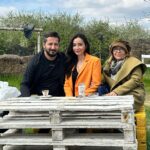 Öykü Gürman Instagram - Allahım, ne güzel şey bu dost yüzü! İnsanın kalbine dolan bu bakış! Ey çorak ruhlara veren bu süsü, Ey gönül, sana alkış, alkış, alkış! Gel dostum, yanıma otur, dizime Koy sıcak başını. Konuşmayalım, Bakışalım yalnız. Cevap ver: Sevdin mi beni bakalım? Doru🤍🐎🐴🐎🐴🫶🏼 Bu günü güzel dostluklarla, muhabbetle geçirmemize olanak sağlayan @cekirdekyapimproduksiyon ailesine @saros_binicilik ekibine çok teşekkür ederim. Ne güzel karşıladınız bizi. @erginkilikcier Ergin’ciğim ne güzel arkadaşlıklar edindik bugün. Emeklerinin,iyi niyetinin karşılığını her daim alman dileğiyle… Sevgili yönetmenimiz @tolgasavu tüm oyuncu arkadaşlarım,set ekibimiz hepiniz iyi ki varsınız. “Grabuna” köyü tüm bu güzel enerjilerle sarmalandı.Keyfimiz daim olsun🧡 Uğur böcekleri, kelebekler kalbinize dokunsun. 🐞🦋🐞🦋 @fatihicmeli @nesrinnamal @alkanserra @cekirdekyapimproduksiyon @grabunafilm @saros_binicilik @erginkilikcier @sirsizayna @ramizmullamusa @bahtiyarenginofficial @rkaanyilmaz @sedaayzc @fuatkurtoglu @tolgasavu @serkangulguler @hakanakguntr @atiferdoganofficial @mehtapbayri @ozlemgezginn @masaladnansaglam @allitemel @fethigulenyuz @byyusufuz @denizdgannn Fotoğraflar @gulsah.citak 📸 #photography #sinema #film #movie #película #art #cinema #grabunafilm #keşan #çamlıcaköyü #grabuna Izzetiye Köyü Keşan