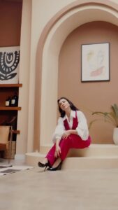 Öykü Gürman Instagram - “Ey halimi soranım” tüm dijital platformlarda yayında. Emeği geçen herkese çok teşekkür ederim. #pasajmüzik @pasajmuzik Söz-Beste @turaltogrulmusic_ Aranje: @gungorkahraman_official Video Klip : @imrehaydaroglu Styling: @giodevdariani Makyaj: @canboz_makeup Saç: @batuhangelisli @imrehaydaroglu @turaltogrulmusic_ @gungorkahraman_official @pasajmuzik @10uroz @fatihicmeli @tuuubiiis @julidekocoglu @emreduymazz @netdmuzik