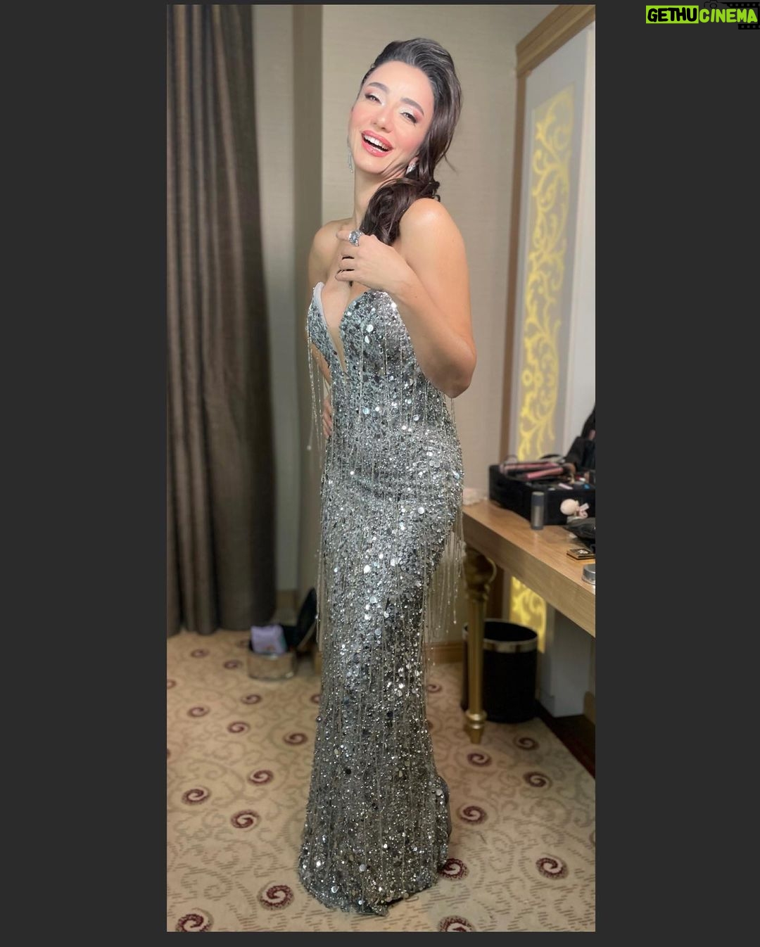 Öykü Gürman - 30.5K Likes - #yeniyıl #happynewyear #2023
#sahne #konser sağlıklı,huzurlu,bereketli,şahane bir yıl olsun hepimiz için🎄💃🏻❤️🙏🏼🙌🏼🧿😌👑💫 müzisyen arkadaşlarıma, ekibime sevgili menajerim @10uroz Onur Özkan’a , güzel kalplim @tuuubiiis Tuğba’ya, emeği geçen herkese çok teşekkür ederim❤️🙏🏼💃🏻🙌🏼 #mutluyıllar🎉 ❤️🎄💃🏻😘🙏🏼
Elbise : @hasanaltin_official
Saç: @g.r.k.m_you
Makyaj: @afyonmakeupartist Gamze❤️
@canboz_makeup @cemcolak.hair_designer @mustin_makeupartist
Fotoğraf: @gokhanbursalioglu