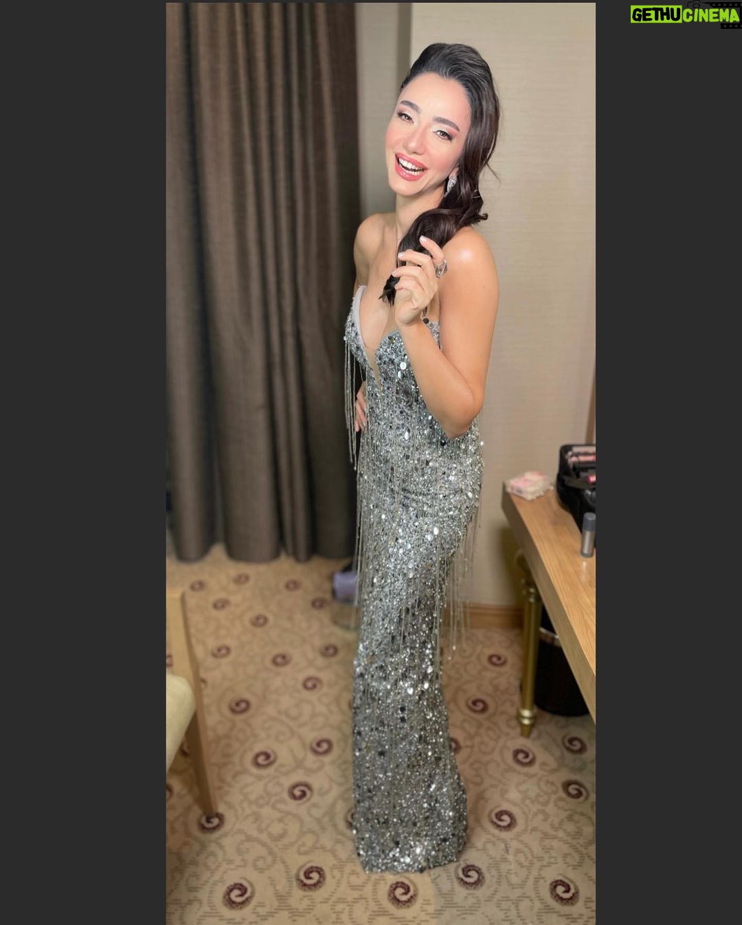 Öykü Gürman - 30.5K Likes - #yeniyıl #happynewyear #2023
#sahne #konser sağlıklı,huzurlu,bereketli,şahane bir yıl olsun hepimiz için🎄💃🏻❤️🙏🏼🙌🏼🧿😌👑💫 müzisyen arkadaşlarıma, ekibime sevgili menajerim @10uroz Onur Özkan’a , güzel kalplim @tuuubiiis Tuğba’ya, emeği geçen herkese çok teşekkür ederim❤️🙏🏼💃🏻🙌🏼 #mutluyıllar🎉 ❤️🎄💃🏻😘🙏🏼
Elbise : @hasanaltin_official
Saç: @g.r.k.m_you
Makyaj: @afyonmakeupartist Gamze❤️
@canboz_makeup @cemcolak.hair_designer @mustin_makeupartist
Fotoğraf: @gokhanbursalioglu