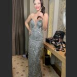 Öykü Gürman Instagram - #yeniyıl #happynewyear #2023 #sahne #konser sağlıklı,huzurlu,bereketli,şahane bir yıl olsun hepimiz için🎄💃🏻❤️🙏🏼🙌🏼🧿😌👑💫 müzisyen arkadaşlarıma, ekibime sevgili menajerim @10uroz Onur Özkan’a , güzel kalplim @tuuubiiis Tuğba’ya, emeği geçen herkese çok teşekkür ederim❤️🙏🏼💃🏻🙌🏼 #mutluyıllar🎉 ❤️🎄💃🏻😘🙏🏼 Elbise : @hasanaltin_official Saç: @g.r.k.m_you Makyaj: @afyonmakeupartist Gamze❤️ @canboz_makeup @cemcolak.hair_designer @mustin_makeupartist Fotoğraf: @gokhanbursalioglu