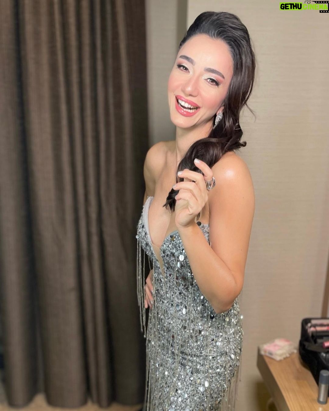 Öykü Gürman - 30.5K Likes - #yeniyıl #happynewyear #2023
#sahne #konser sağlıklı,huzurlu,bereketli,şahane bir yıl olsun hepimiz için🎄💃🏻❤️🙏🏼🙌🏼🧿😌👑💫 müzisyen arkadaşlarıma, ekibime sevgili menajerim @10uroz Onur Özkan’a , güzel kalplim @tuuubiiis Tuğba’ya, emeği geçen herkese çok teşekkür ederim❤️🙏🏼💃🏻🙌🏼 #mutluyıllar🎉 ❤️🎄💃🏻😘🙏🏼
Elbise : @hasanaltin_official
Saç: @g.r.k.m_you
Makyaj: @afyonmakeupartist Gamze❤️
@canboz_makeup @cemcolak.hair_designer @mustin_makeupartist
Fotoğraf: @gokhanbursalioglu