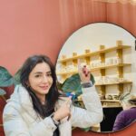 Öykü Gürman Instagram - Ruhunu iyi tut. An’da kal. Sus ve dinle! Her “halinle” güzelsin, özelsin aslında. Her zaman yapmak istediklerini keyifle yap.Başkaları her zaman seni sınırlandırmaya kalkar, yenilme! #kararlıol ve #hareketegeç …sana iyi gelen;kendinle iyi geçindiğinde yaşadığın uyanışlar,farkındalıklar… Sana iyi gelen,ruhunu aydınlatan,ışıkla,güneşle bağlantı kurduğun her sarı… her mavi,her beyaz her kırmızı…. Sensin! #sensanaiyigel #nefsininsesinikıs #özünübul İnsanın gücü kalbinin temizliğinde…. Yaşamak istediği hayatla yaşadığı hayat arasında kalmadan, “gerçek”, “samimi”, “ dürüst”, yalansız kelimelerde ve davranışlarda insanın gücü…. #insanınözü 💙🧿🙏🏼☺️ Güzel insanlar iyi ki varlar, doğal,içten,sevgi dolu,sahici gülüşleriyle… #huzurluhissettiğinyerdeol @uzaydakibisikletlisema @emsalyesilbingol @oyaney34 #seramikatölyesi #elmeğigöznuru #sanat #art @mudnmood ☕️🍵🫖☕️ #sanatruhu #farkındalık #üretmekmutluluktur