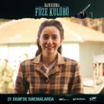 Öykü Gürman Instagram - ‘Bandırma Füze Kulübü’ filminin Nurgül öğretmeni: Öykü Gürman . İnsanlık ay yüzeyine ayak basmadan çok önce başlayan uzay yarışında semaya füze göndermeyi başaran ilk ülkelerden biri olmamızı sağlayan liseli gençlerin inanılması güç başarılarından esinlenen “Bandırma Füze Kulübü” filminde ünlü sanatçı Öykü GÜRMAN Nurgül öğretmen rolünde. “Senaryoyu okuduğumda Nurgül öğretmeni çok benimsedim” diyen Öykü GÜRMAN, “Şarkıcı kimliğimle filmde yer almak, sesimle karaktere renk katmak, Nurgül’ün müzik öğretmeni olması karaktere daha yakın ve samimi hissettirdi. Hikayenin gerçeklere dayanması, yaşanmış olması beni heyecanlandırdı” diyerek duygularını anlattı. Ömer Faruk Sorak’ın yönettiği Alina Boz, Deniz Can Aktaş, Erkan Kolçak Köstendil, Atay Yıldız, Aslı Bekiroğlu, Görkem Sevindik, Gökhan Yıkılkan’ın başrolde olduğu ‘Bandırma Füze Kulübü’ 21 Ekim’de sinemalarda. . #BandırmaFüzeKulübü @oykugurman