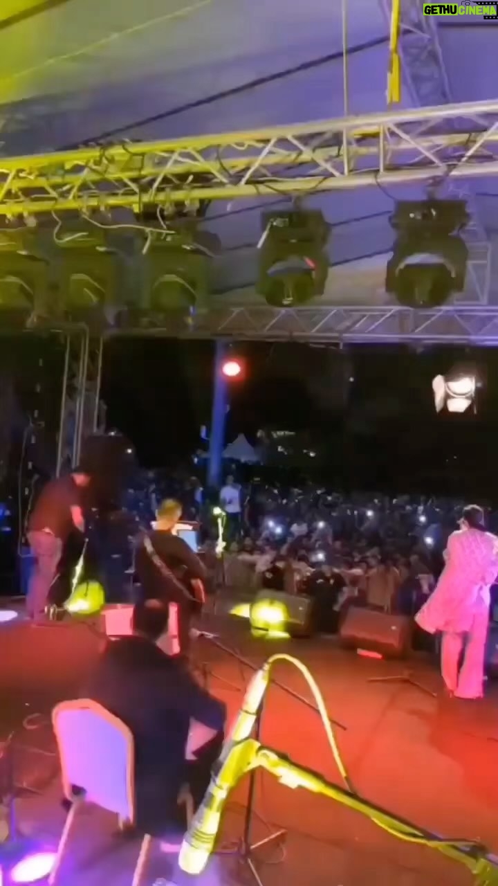 Öykü Gürman Instagram - Sevgi yoğundur,sevgi yuvanın özüdür. #yolculuk #safniyet #iyilik #farkındalık #yol #yolcu #hakikat Repost from @oyqunews • Öykü Gürman / Bitlis Tatvan konserinden❤️ || #öykügürman #oykugurman #bitlis #tatvan Çok rüzgar/ çok sevgi 🥰