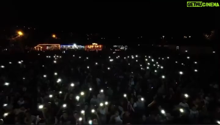 Öykü Gürman Instagram - Repost from @oykugurmanbilgilerr • Öykü Gürman Cuma Akşamı Ankara Nallıhan Çayırhan Festivalinde sahnede yer aldı.Güzel şarkıcı Ankaralıları hem sesini hem de güzelliğiyle mest etti! Hayranlarının büyük ilgisiyle karşılaşan Öykü Gürman,gitar çalıp şarkı söylemek isteyen küçük hayranı Yusuf’a sahnesinde yer verdi. Sanatçı kendisine özel olarak hediye edilen #iğneoyası şal ile sevenlerinin karşısına çıktı. #nallıhan #cayırhan #kültürvesanatfestivali