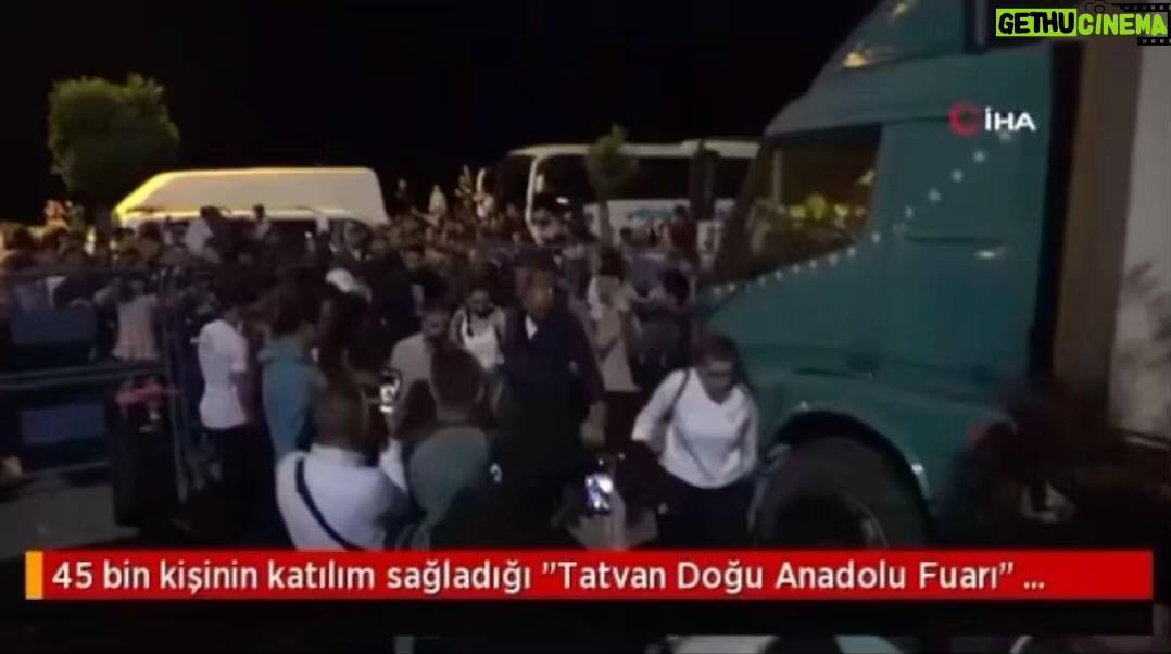 Öykü Gürman Instagram - Repost from @oykugurmanbilgilerr • 📍45 bin kişinin katılım sağladığı "Tatvan Doğu Anadolu Fuarı" Öykü Gürman konseriyle sona erdi! Bitlis'in Tatvan ilçesinde 54'üncüsü düzenlenen "Doğu Anadolu Kültür ve Sanat Festivali" sona erdi. COVID-19 salgını nedeniyle 2020 ve 2021 yıllarında düzenlenemeyen Tatvan Doğu Anadolu Kültür ve Sanat Festivali bu yıl yapılan birçok etkinlik ile başlamıştı.Tatvan Belediyesi tarafından 3 gün boyunca süren festivalde, kortej yürüyüşü, geleneksel halk oyunları yarışması, maraton koşusu, kort tenisi, masa tenisi, yüzme, satranç, yağlı direk, çocuk etkinlikleri, sihirbaz gösterileri ve birbirinden eğlenceli konserler yapıldı. Tatvan Sahili Etkinlik alanında düzenlenen fuara 3 gün boyunca yaklaşık 45 bin vatandaş katıldı. Fuarın finalinde ise Karadeniz müziğinin sevilen sanatçısı Öykü Gürman sahne aldı. Etkinlik alanına sığmayan vatandaşlar birbirinden güzel şarkıları dinlemek için Van Gölü sahil kenarına kadar taştı. Konserde şarkılara sık sık eşlik eden vatandaşlar doyasıya eğlenirken 3 gün boyunca unutulmaz anlar yaşadı.Konserde konuşan Tatvan Belediye Başkanı Mehmet Emin Geylani, yoğun katılım ile fuarın sona erdiğini fakat 10 Haziran tarihinde yeniden konserlerin devam edeceğini söyleyerek tüm halka teşekkür etti.Ardından Geylani, Öykü Gürman'a çiçek vererek hediye takdim etti. Konser havai fişek gösterileri ile sona erdi.Konsere, Bitlis Vali Yardımcıları İzzet Cem Eser ile Furkan Seyman, Tatvan Kaymakamı Tekin Erdemir ile eşi Havva Erdemir, siyasi parti temsilcileri, sivil toplum kuruluşları ve binlerce vatandaş katıldı! #bitlis #tatvan #doguanadolu #kulturvesanatfestivali