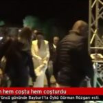 Öykü Gürman Instagram – Repost from @oykugurmanbilgilerr
•
📍Öykü Gürman hem coştu hem coşturdu!
Dede Korkut Kültür ve Sanat Şöleninin 3’ncü gününde Bayburt’ta Öykü Gürman Rüzgarı esti.A+A-Dede Korkut Kültür ve Sanat Şöleninin 3’ncü gününde Bayburt’ta Öykü Gürman Rüzgarı esti.Şarkılarıyla geceye damgasını vuran sanatçı Bayburt Belediyesi Büyükşehir Parkı Amfi Tiyatro alanında bulunan yaklaşık 7 bin kişiye unutulmaz bir gece yaşattı. Gece, ilk olarak Giresun Halk Oyunları ekibi gösterileriyle başladı. Daha sonra sahneye yerel sanatçılardan Turan Ali ve Nisa Akpulat çıktı. Şarkılarını söyleyen ve geceye renk katan sanatçıların ardından Öykü Gürman sahne aldı. Karadeniz ezgileriyle ve hareketli parçalarıyla konser alanında bulunanları coşturan Gürman, sahneye minik hayranlarını alarak fotoğraf çekilmeyi de unutmadı. Şarkılarını söylemek için sahneye çıkan Gürman’a Bayburt Belediye Başkanı Hükmü Pekmezci plaket ve çiçek takdim ederek, Gürman’ın burada olmasından dolayı mutluluk duyduğunu dile getirdi.1 saat süren konserde Bayburtlular eğlenceli vakit geçirerek, yerlerinde duramadılar. Gürman’ın sahne performansı izleyiciler tarafından takdir toplarken, konser alanında bulunanlar Gürman’ın şarkılarına hep bir ağızdan eşlik etti. Büyük, küçük her yaştan insanın yoğun ilgi gösterdiği konser gecesi Gürman’ın Bayburt Valisi Cüneyt Epcim’e Bayburt Milletvekili Fetani Battal’a, Belediye Başkanı Hükmü Pekmezci’ye ve katılan vatandaşlara teşekkür etmesinin ardından sona erdi!
@oykugurman
#bayburt #konser #müzik 
@10uroz @fatihicmeli @tuuubiiis