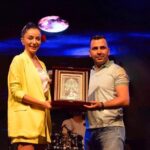 Öykü Gürman Instagram – Repost from @oykugurmanbilgilerr
•
📍ÖYKÜ GÜRMAN SİVAS’TA SAHNE ALDI!
Sivas Valiliği ve Sivas Belediyesi tarafından düzenlenen Gardaşlık Festivalinin ikinci günü akşam saatlerinde Öykü Gürman konseri ile tamamlandı.
Kongre Müzesi bahçesini dolduran binlerce Sivaslı vatandaş, ünlü sanatçının söylediği şarkılara eşlik ederek unutulmaz bir akşam yaşadı.