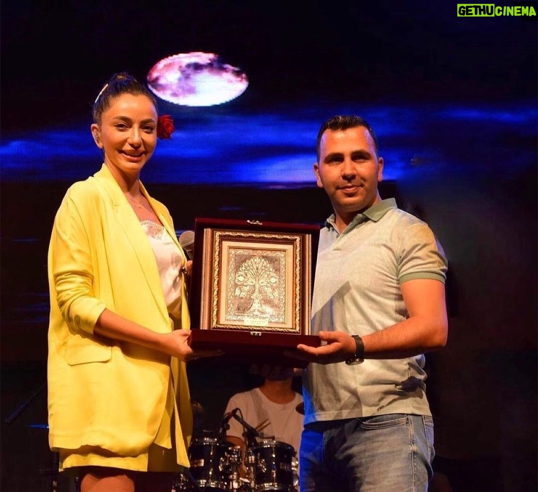 Öykü Gürman Instagram - Repost from @oykugurmanbilgilerr • 📍ÖYKÜ GÜRMAN SİVAS’TA SAHNE ALDI! Sivas Valiliği ve Sivas Belediyesi tarafından düzenlenen Gardaşlık Festivalinin ikinci günü akşam saatlerinde Öykü Gürman konseri ile tamamlandı. Kongre Müzesi bahçesini dolduran binlerce Sivaslı vatandaş, ünlü sanatçının söylediği şarkılara eşlik ederek unutulmaz bir akşam yaşadı.