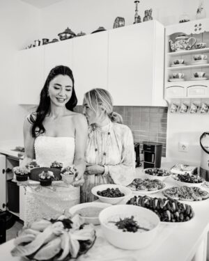 Öykü Gürman Instagram - Bu şahane fotoğraflar için teşekkür ederiz canım @nilgunkara ❤️🙏🏼🧿 
Ne güzel anlar yaşadık hep birlikte.  #aileherşeydir❤️