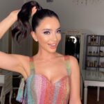 Öykü Gürman Instagram - O zaman renk🦄🌸🌈☀️💃🏻💃🏻💃🏻🧿🧿🧿 Yüzüme dokundurduğun taşlar hep parlar parlar… canım Tuğba’cığımmmm💜💎💎💎 @tugbagazanfer Ben bu makyajı çok sevdim canikom🌸🌈 Toplu saç sahnede en rahatı, pek bir severim… @ibrahimyigitalphair @batuhangelislihairstudio Bu elbiseyle enerjik olmamak, renklenmemek mümkün mü? Balımmmm @hasanaltin_official