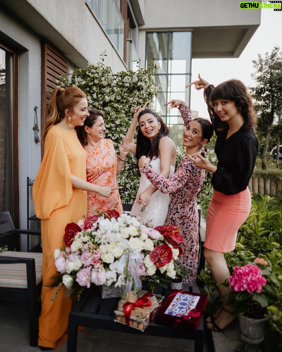 Öykü Gürman - 34.7K Likes - 📸 @nilgunkara #photography
#aile ❤️☺️🙏🏼