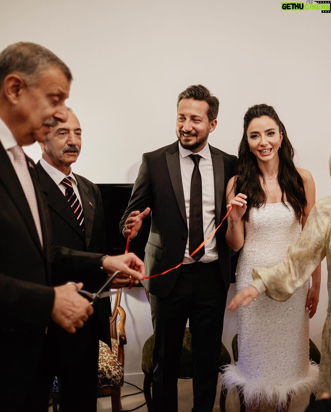 Öykü Gürman - 34.7K Likes - 📸 @nilgunkara #photography
#aile ❤️☺️🙏🏼