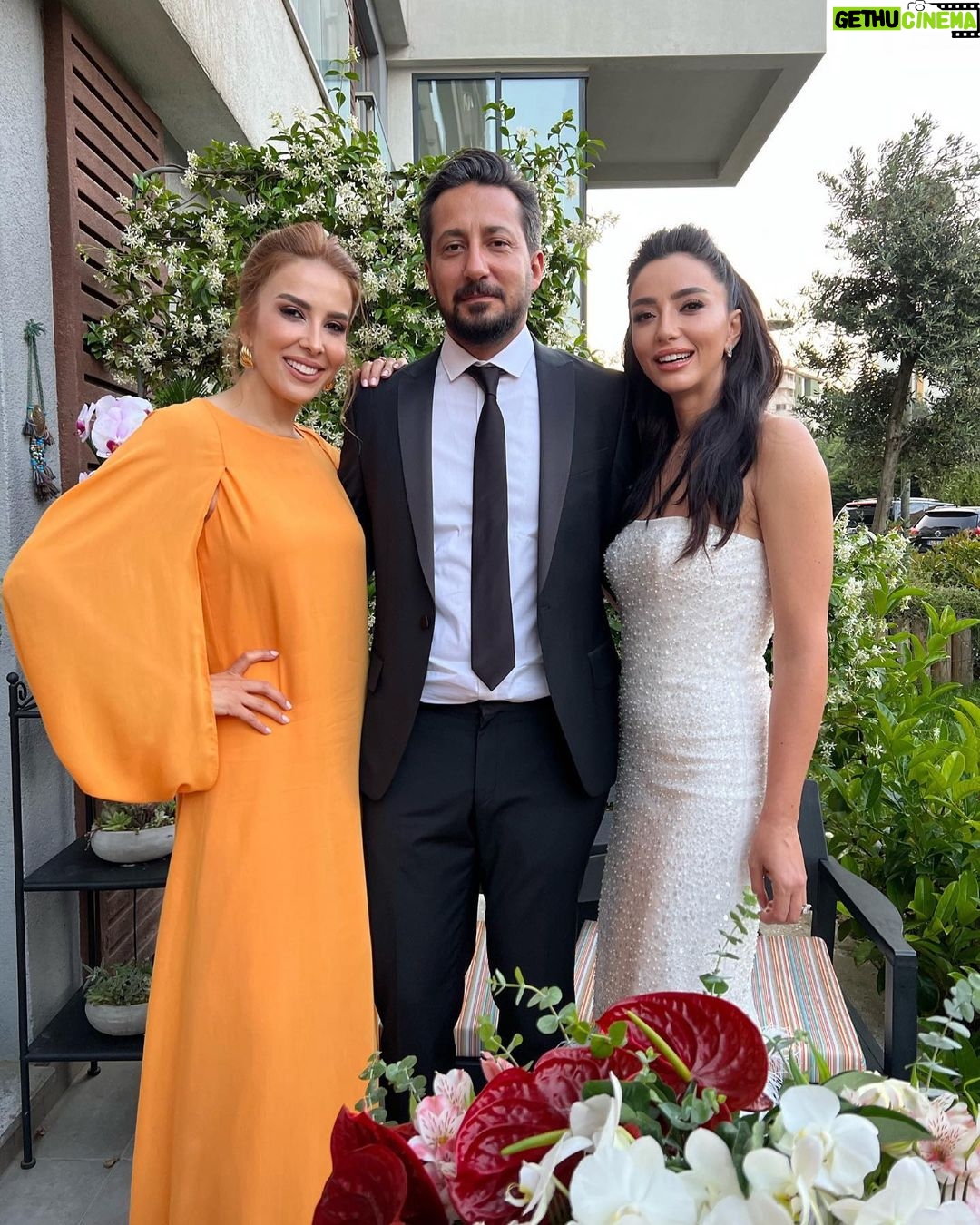 Öykü Gürman - 43.3K Likes - Bu şahane fotoğraflar için teşekkür ederiz canım @nilgunkara ❤️🙏🏼🧿
Ne güzel anlar yaşadık hep birlikte. #aileherşeydir❤️