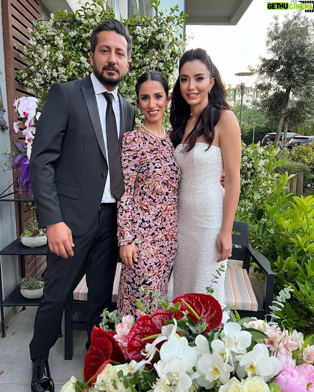 Öykü Gürman - 43.3K Likes - Bu şahane fotoğraflar için teşekkür ederiz canım @nilgunkara ❤️🙏🏼🧿
Ne güzel anlar yaşadık hep birlikte. #aileherşeydir❤️