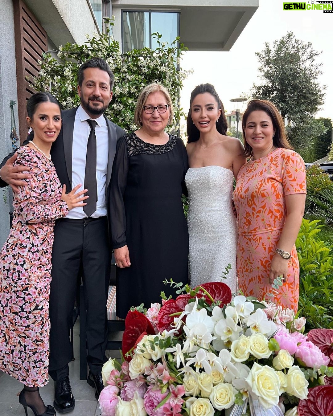 Öykü Gürman - 43.3K Likes - Bu şahane fotoğraflar için teşekkür ederiz canım @nilgunkara ❤️🙏🏼🧿
Ne güzel anlar yaşadık hep birlikte. #aileherşeydir❤️