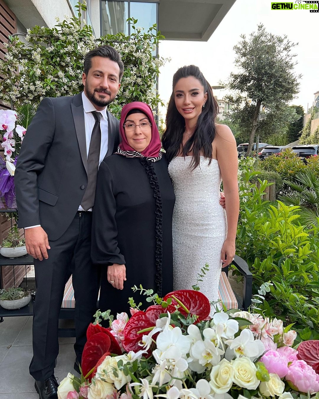 Öykü Gürman - 43.3K Likes - Bu şahane fotoğraflar için teşekkür ederiz canım @nilgunkara ❤️🙏🏼🧿
Ne güzel anlar yaşadık hep birlikte. #aileherşeydir❤️