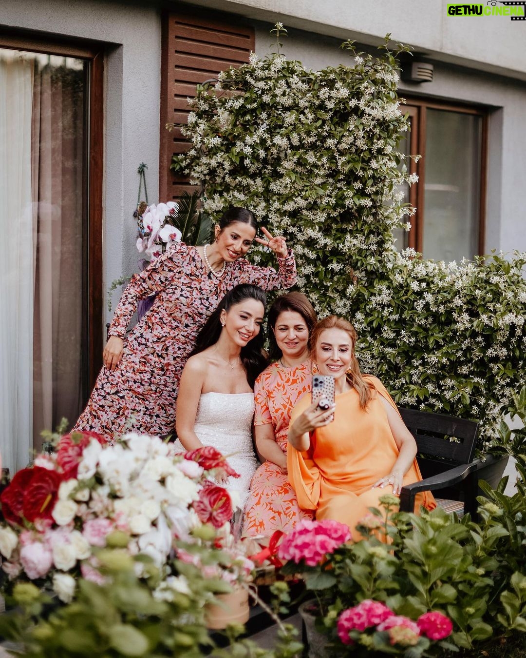 Öykü Gürman - 43.3K Likes - Bu şahane fotoğraflar için teşekkür ederiz canım @nilgunkara ❤️🙏🏼🧿
Ne güzel anlar yaşadık hep birlikte. #aileherşeydir❤️