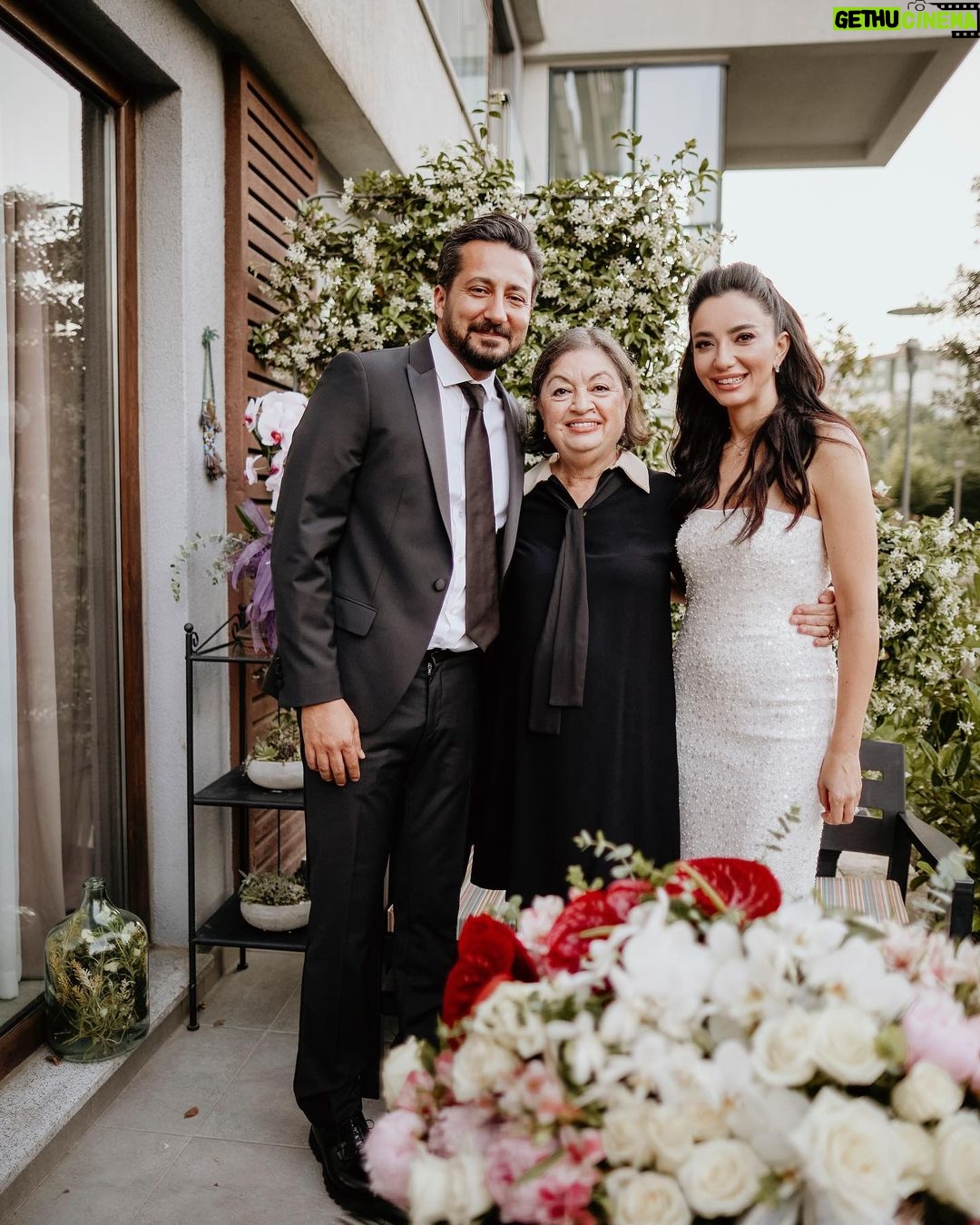 Öykü Gürman - 43.3K Likes - Bu şahane fotoğraflar için teşekkür ederiz canım @nilgunkara ❤️🙏🏼🧿
Ne güzel anlar yaşadık hep birlikte. #aileherşeydir❤️