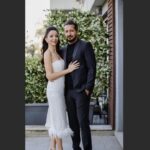 Öykü Gürman Instagram - Güzel dilekleriniz,mesajlarınız için çok teşekkür ederiz. #mutlulukpaylaştıkçaçoğalır #çokşükür #aileherşeydir❤️ @fatihicmeli @10uroz @tuuubiiis Fotoğraf: @nilgunkara Makyaj: @tugbagazanfer Saç: @batuhangelislihairstudio @cerengavasoglu Elbise : @davetcokelbisemyok Ayakkabı: @lutvelizade_ Takılar:@gulsahaydinaccessories