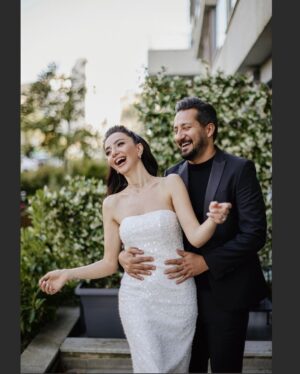 Öykü Gürman Instagram - Güzel dilekleriniz,mesajlarınız için çok teşekkür ederiz. #mutlulukpaylaştıkçaçoğalır #çokşükür #aileherşeydir❤️ 
@fatihicmeli @10uroz @tuuubiiis 

Fotoğraf: @nilgunkara 
Makyaj: @tugbagazanfer 
Saç: @batuhangelislihairstudio 
@cerengavasoglu 
Elbise : @davetcokelbisemyok 
Ayakkabı: @lutvelizade_ 
Takılar:@gulsahaydinaccessories