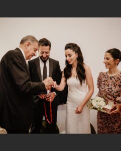 Öykü Gürman Instagram - Güzel dilekleriniz,mesajlarınız için çok teşekkür ederiz. #mutlulukpaylaştıkçaçoğalır #çokşükür #aileherşeydir❤️ @fatihicmeli @10uroz @tuuubiiis Fotoğraf: @nilgunkara Makyaj: @tugbagazanfer Saç: @batuhangelislihairstudio @cerengavasoglu Elbise : @davetcokelbisemyok Ayakkabı: @lutvelizade_ Takılar:@gulsahaydinaccessories