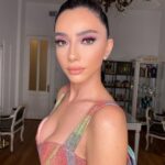 Öykü Gürman Instagram - O zaman renk🦄🌸🌈☀️💃🏻💃🏻💃🏻🧿🧿🧿 Yüzüme dokundurduğun taşlar hep parlar parlar… canım Tuğba’cığımmmm💜💎💎💎 @tugbagazanfer Ben bu makyajı çok sevdim canikom🌸🌈 Toplu saç sahnede en rahatı, pek bir severim… @ibrahimyigitalphair @batuhangelislihairstudio Bu elbiseyle enerjik olmamak, renklenmemek mümkün mü? Balımmmm @hasanaltin_official
