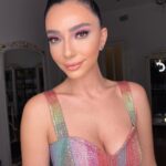 Öykü Gürman Instagram - O zaman renk🦄🌸🌈☀️💃🏻💃🏻💃🏻🧿🧿🧿 Yüzüme dokundurduğun taşlar hep parlar parlar… canım Tuğba’cığımmmm💜💎💎💎 @tugbagazanfer Ben bu makyajı çok sevdim canikom🌸🌈 Toplu saç sahnede en rahatı, pek bir severim… @ibrahimyigitalphair @batuhangelislihairstudio Bu elbiseyle enerjik olmamak, renklenmemek mümkün mü? Balımmmm @hasanaltin_official