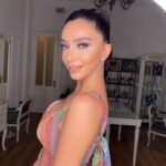Öykü Gürman Instagram - O zaman renk🦄🌸🌈☀️💃🏻💃🏻💃🏻🧿🧿🧿 Yüzüme dokundurduğun taşlar hep parlar parlar… canım Tuğba’cığımmmm💜💎💎💎 @tugbagazanfer Ben bu makyajı çok sevdim canikom🌸🌈 Toplu saç sahnede en rahatı, pek bir severim… @ibrahimyigitalphair @batuhangelislihairstudio Bu elbiseyle enerjik olmamak, renklenmemek mümkün mü? Balımmmm @hasanaltin_official