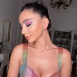 Öykü Gürman Instagram - O zaman renk🦄🌸🌈☀️💃🏻💃🏻💃🏻🧿🧿🧿 Yüzüme dokundurduğun taşlar hep parlar parlar… canım Tuğba’cığımmmm💜💎💎💎 @tugbagazanfer Ben bu makyajı çok sevdim canikom🌸🌈 Toplu saç sahnede en rahatı, pek bir severim… @ibrahimyigitalphair @batuhangelislihairstudio Bu elbiseyle enerjik olmamak, renklenmemek mümkün mü? Balımmmm @hasanaltin_official