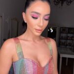 Öykü Gürman Instagram - O zaman renk🦄🌸🌈☀️💃🏻💃🏻💃🏻🧿🧿🧿 Yüzüme dokundurduğun taşlar hep parlar parlar… canım Tuğba’cığımmmm💜💎💎💎 @tugbagazanfer Ben bu makyajı çok sevdim canikom🌸🌈 Toplu saç sahnede en rahatı, pek bir severim… @ibrahimyigitalphair @batuhangelislihairstudio Bu elbiseyle enerjik olmamak, renklenmemek mümkün mü? Balımmmm @hasanaltin_official