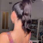 Öykü Gürman Instagram - O zaman renk🦄🌸🌈☀️💃🏻💃🏻💃🏻🧿🧿🧿 Yüzüme dokundurduğun taşlar hep parlar parlar… canım Tuğba’cığımmmm💜💎💎💎 @tugbagazanfer Ben bu makyajı çok sevdim canikom🌸🌈 Toplu saç sahnede en rahatı, pek bir severim… @ibrahimyigitalphair @batuhangelislihairstudio Bu elbiseyle enerjik olmamak, renklenmemek mümkün mü? Balımmmm @hasanaltin_official