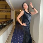 Öykü Gürman Instagram - Teşekkürler Alanya. Bu kadar coşkulu, bu kadar sevgi dolu karşıladınız bizi. Çok keyifli bir akşamdı sayenizde. İyi ki geldiniz. Emeği geçen herkese sonsuz teşekkürler. Sizi çok seviyorum #yengem #bayramımızkutluolsun🇹🇷🇹🇷🇹🇷 daha nice #19mayıs kutlamalarımıza… müzisyen arkadaşlarıma en içten teşekkürlerimle… #muhabbetle #sevgiyle #iyilikle daima….#19mayısatatürküanmagençlikvesporbayramımızkutluolsun. #19mayıs 🇹🇷🇹🇷🇹🇷🎈🎈🎈☺️🙏🏼💃🏻💃🏻 #atamizindeyiz🇹🇷🇹🇷🇹🇷 DRESS: @hasanaltin_official Makeup: @canboz_makeup Hair: @cemcolak.hair_designer Takı: @ipekbyipek @fatihicmeli @10uroz
