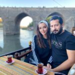 Öykü Gürman Instagram - Sevdaya,iyiliğe,aşka,anlayışa, muhabbete,kavuşmaya,umuda, saygıya,hayallere dair hangi kelimeler varsa hepsi sende,hepsi bizimledir. Ne mutlu ki; yolcusu olduğumuz bu hayatta seninle herşeyi “paylaşmak”, birlikte bu yolları yürümek ne kadar keyifliymiş. Hissettirdiğin huzur,güven ve mutluluk için teşekkür ederim. Doğumgünün kutlu olsun canım sevdiceğim… #mutluluğundaimolsun dilerim. #hepmutluolalım #sağlıklıolalım #çokşükür🙏 bu özel gecede tüm duaların kabul olsun. #kadirgecesi Yeni yaşında başarı,şans,huzur,mutluluk hep seninle olsun.Seni çok seviyorum❤️ #28nisan #doğumgününkutluolsun @fatihicmeli