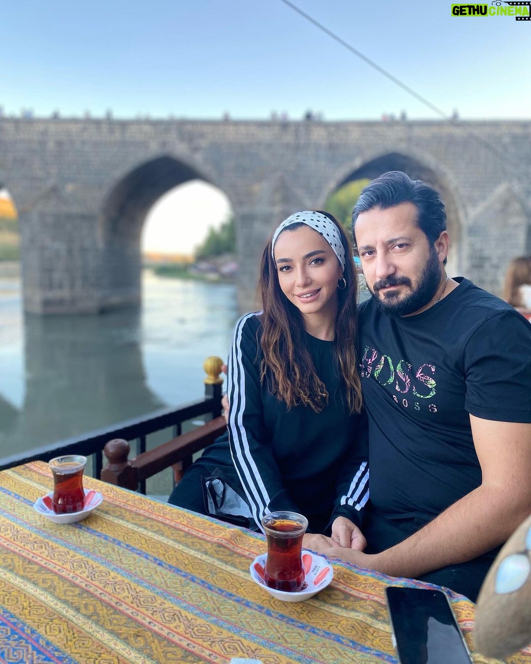 Öykü Gürman - 38.3K Likes - Sevdaya,iyiliğe,aşka,anlayışa,
muhabbete,kavuşmaya,umuda,
saygıya,hayallere dair hangi kelimeler varsa hepsi sende,hepsi bizimledir. Ne mutlu ki; yolcusu olduğumuz bu hayatta seninle herşeyi “paylaşmak”, birlikte bu yolları yürümek ne kadar keyifliymiş. Hissettirdiğin huzur,güven ve mutluluk için teşekkür ederim. Doğumgünün kutlu olsun canım sevdiceğim… #mutluluğundaimolsun dilerim. #hepmutluolalım #sağlıklıolalım #çokşükür🙏 bu özel gecede tüm duaların kabul olsun. #kadirgecesi Yeni yaşında başarı,şans,huzur,mutluluk hep seninle olsun.Seni çok seviyorum❤️ #28nisan #doğumgününkutluolsun @fatihicmeli