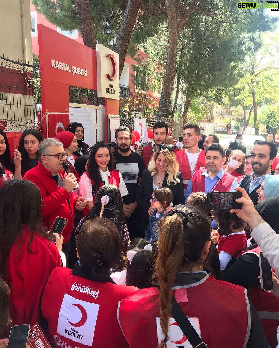 Öykü Gürman Instagram - Türk Kızılayının #sevgimagazasi etkinliğine katıldık. Değerli davetiniz,çalışmalarınız için çok teşekkür ederim. #ruhunuzasağlık Bir milletin ilerlemesindeki temel taş çocuklardır! Çocuklara gereken değeri verirseniz, ilgiyi, şefkati gösterirseniz, onlar da bir gökkuşağı edasıyla geleceği renklendireceklerdir. #kartal #kızılay #23nisanulusalegemenlikveçocukbayramımız #kutluolsun @kizilay @kartalkizilaysube @kizilaykartalkadin @genckizilay34kr sayın @huseyin_ozkull ‘a İstanbul milletvekili Sayın Osman Boyraz’a @osman_boyraz_ @osman__boyraz Anadolu Adalet Sarayı başsavcısı Sn. V. Başak Eryılmaz’a en içten teşekkürlerimle. #iyikikızılayvar #çocukgülersedünyagüler "Çocuklar geleceğimizin güvencesi, yaşama sevincimizdir. Bugünün çocuğunu, yarının büyüğü olarak yetiştirmek hepimizin insanlık görevidir." "Milletin bağrında temiz bir nesil yetişiyor. Bu eseri (Türkiye Cumhuriyeti Devleti) ona bırakacağım ve gözüm arkamda olmayacak.” #mustafakemalatatürk ❤️🇹🇷🇹🇷🇹🇷